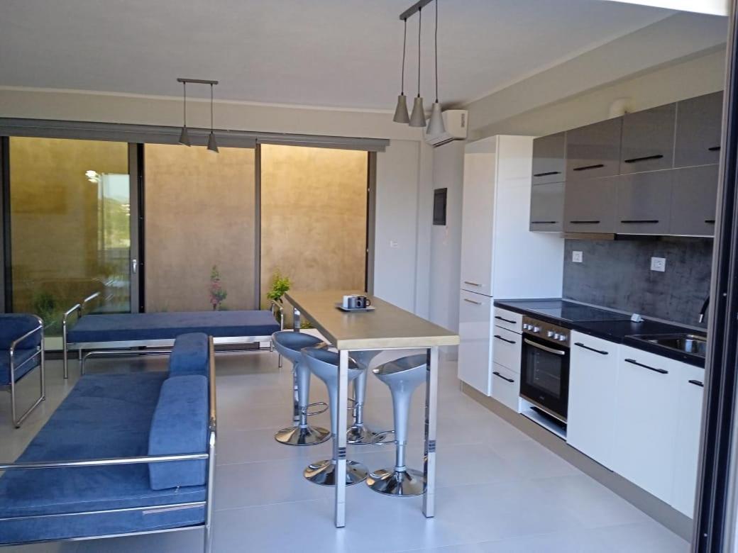 Apartment υπόσκαφα Cave Concept Amolianí